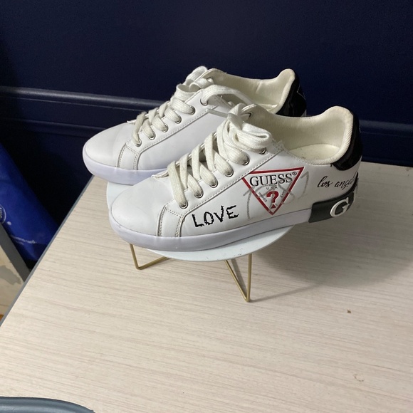 Guess Pathin Casual Sneakers Women' 6.5 M White Faux Leather Low Top Lace Up NEW - Picture 2 of 7